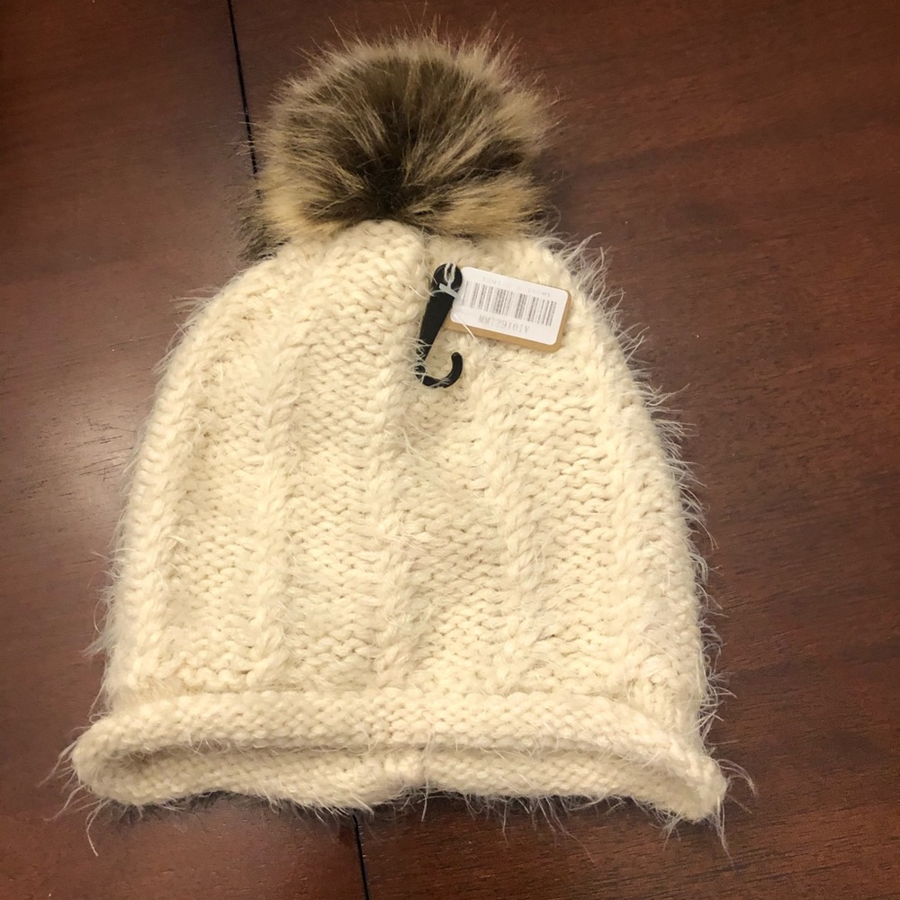 Knit beanie with Pom